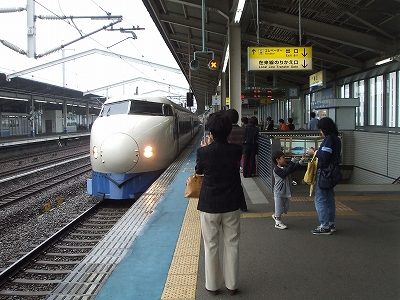 s-1017①駅で写真撮影.jpg